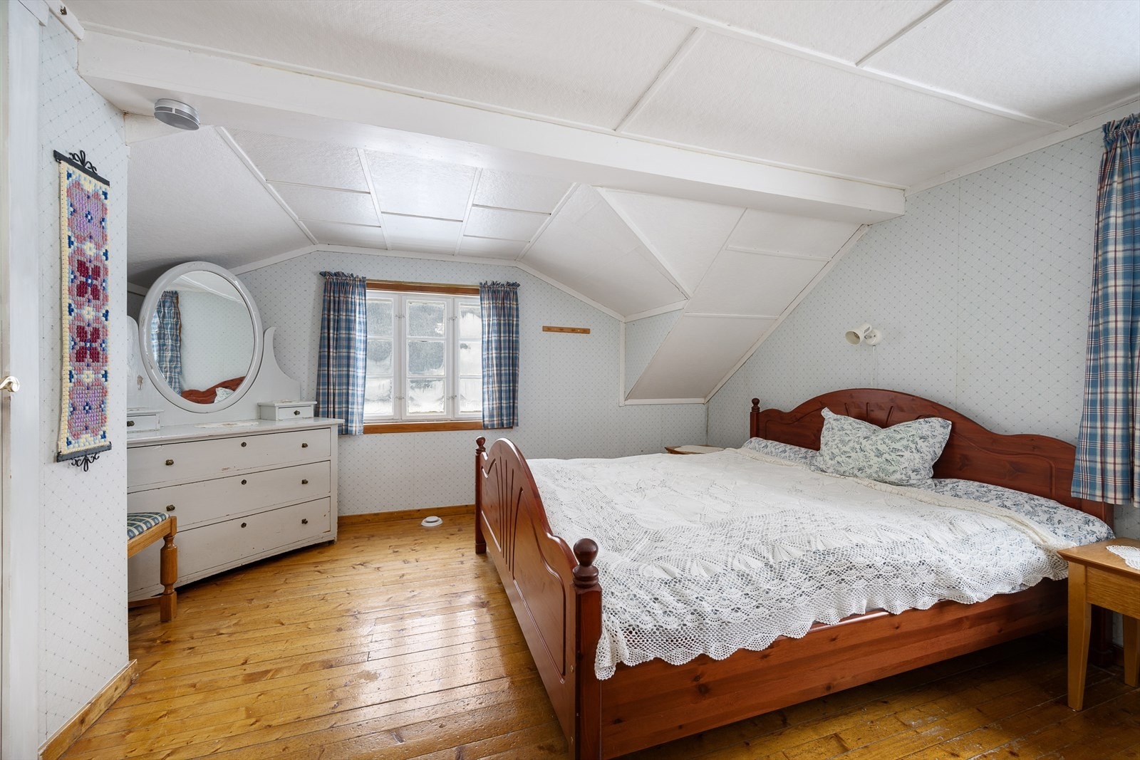 Hovedsoverommet har originale, smale tregulv med lakkerte overflater. Galleribilde