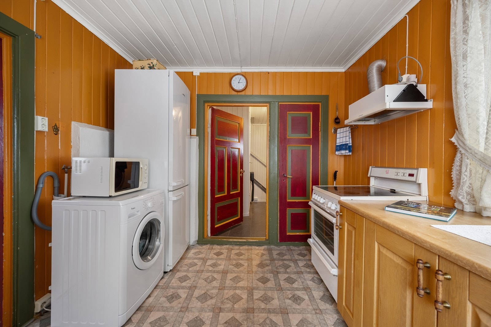 Kjøkkenet har opplegg for vaskemaskin og en fritthengende ventilator med avtrekk ut. Galleribilde