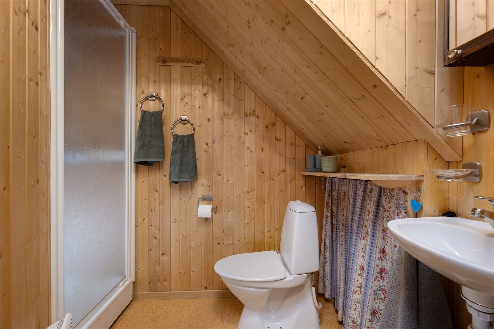 Badet fra 2002 har dusjkabinett og vegger kledd med ubehandlet gran faspanel. Badet er av takstmann gitt TG3. Galleribilde