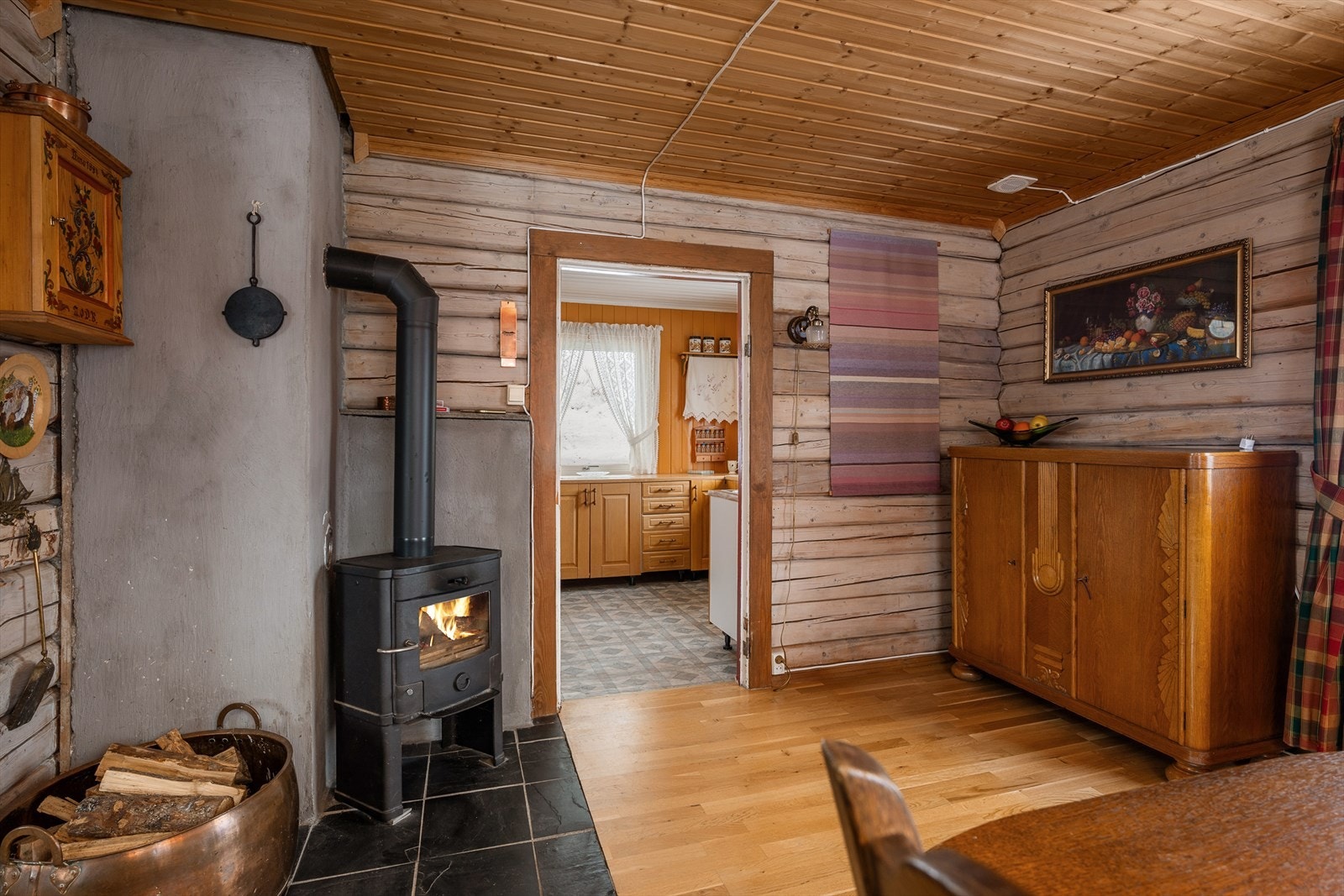 Fra spisestuen er det direkte adkomst til kjøkkenet. Galleribilde