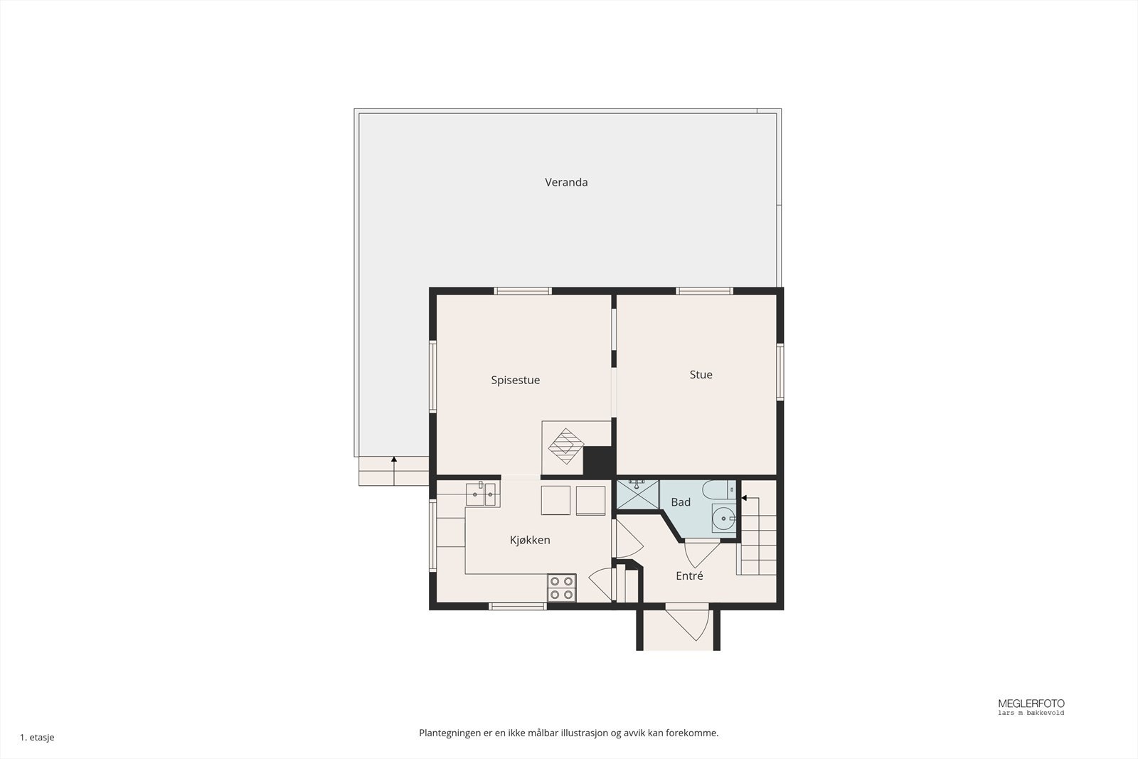 Første etasje har en praktisk planløsning med stue, spisestue, kjøkken, bad og entré. Galleribilde