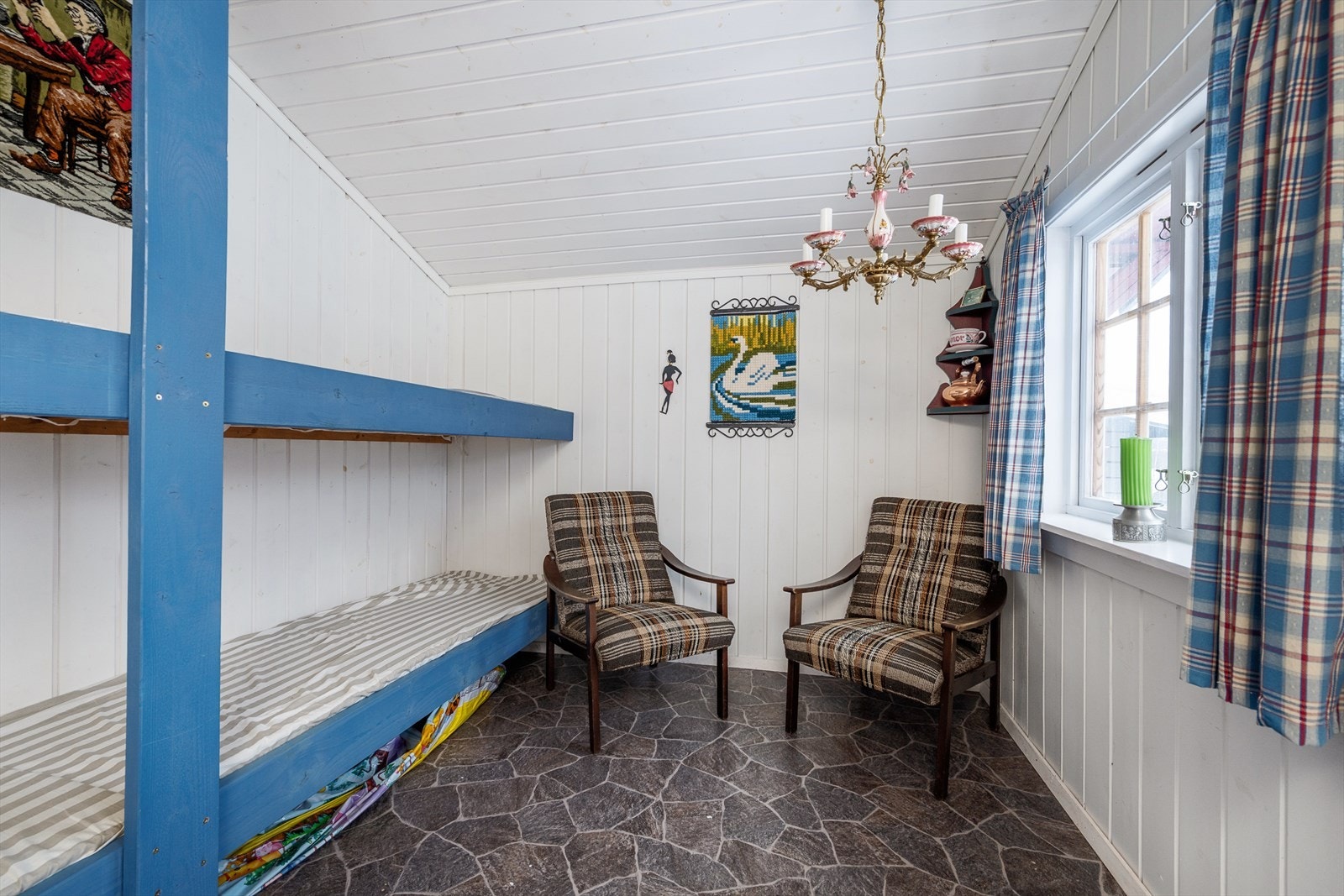 Gjesterommet er innredet med køyesenger og har totalt fire sengeplasser. Galleribilde