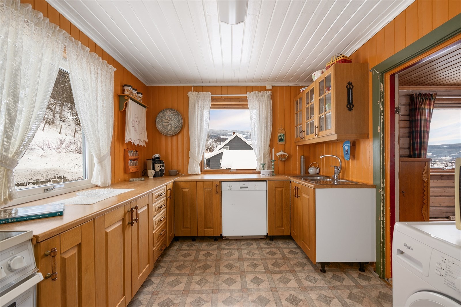 Benkeplaten i laminat har en nedfelt oppvaskkum og integrert oppvaskmaskin fra Bosch. Galleribilde