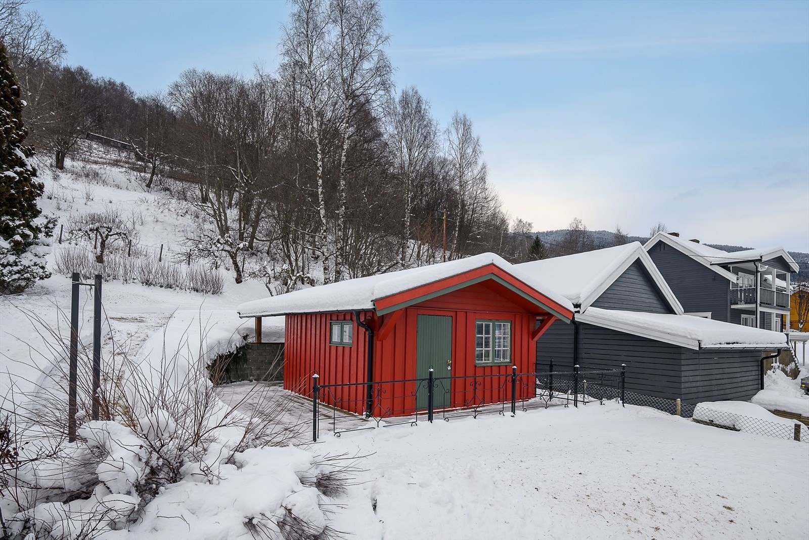 På tomten står et uthus fra 2010, innredet som gjesterom. Galleribilde