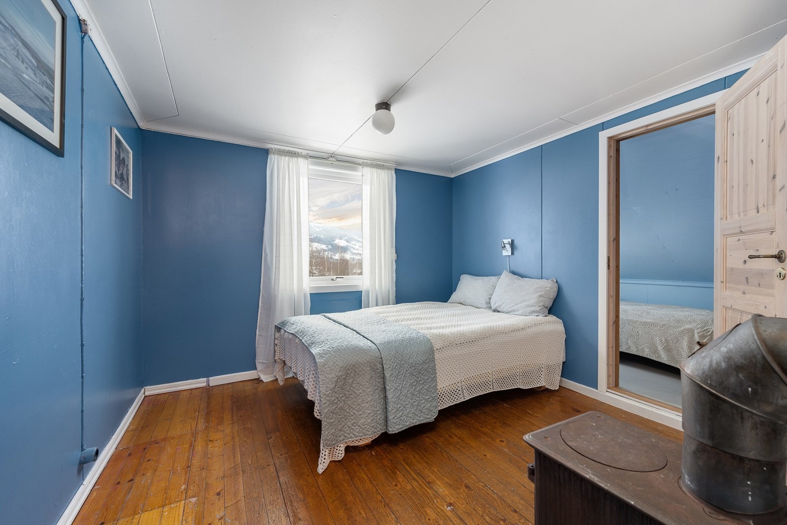 Det andre soverommet har også originale tregulv og malte flater. Galleribilde