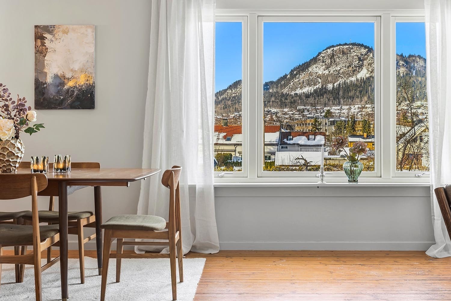 1. etasje: Stor stue/spisestue med flott utsikt mot bl.a. Kolsåstoppen Galleribilde