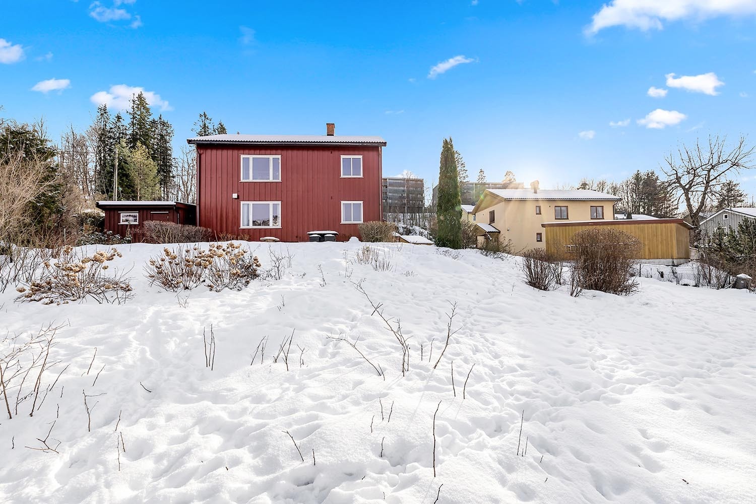 1,1 mål tomt / Stor opparbeidet hage med flott utsikt! Galleribilde