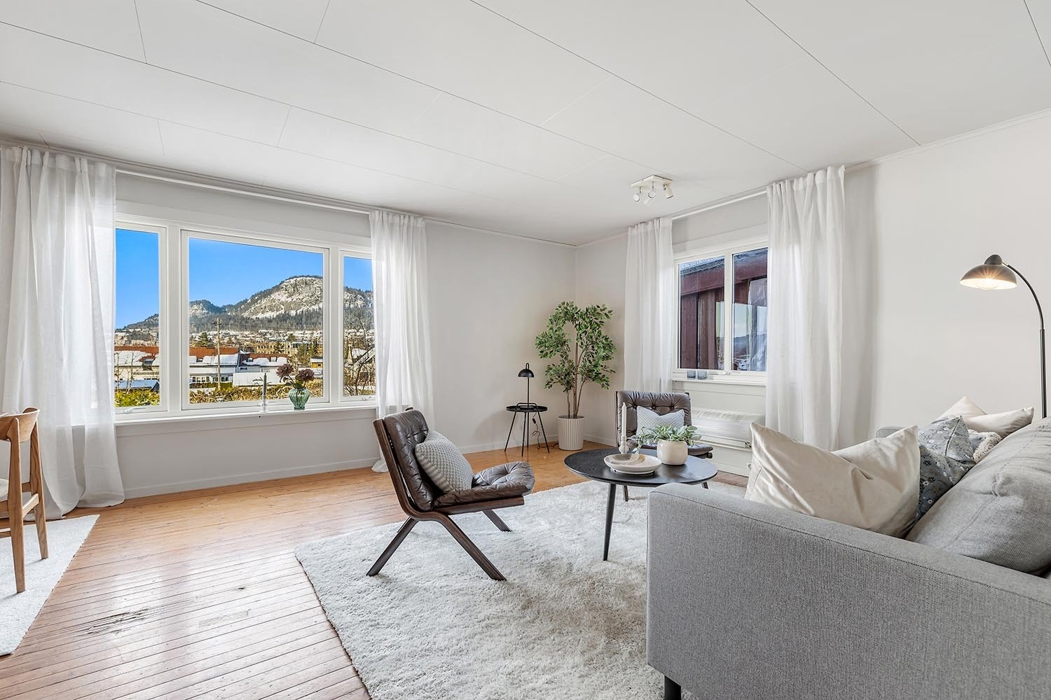 1. etasje: Stor stue/spisestue med flott utsikt mot bl.a. Kolsåstoppen Galleribilde