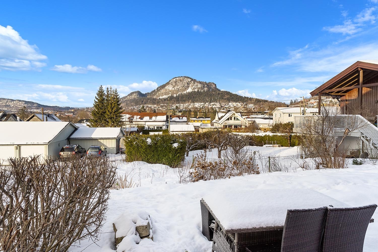 1,1 mål tomt / Stor opparbeidet hage med flott utsikt! Galleribilde