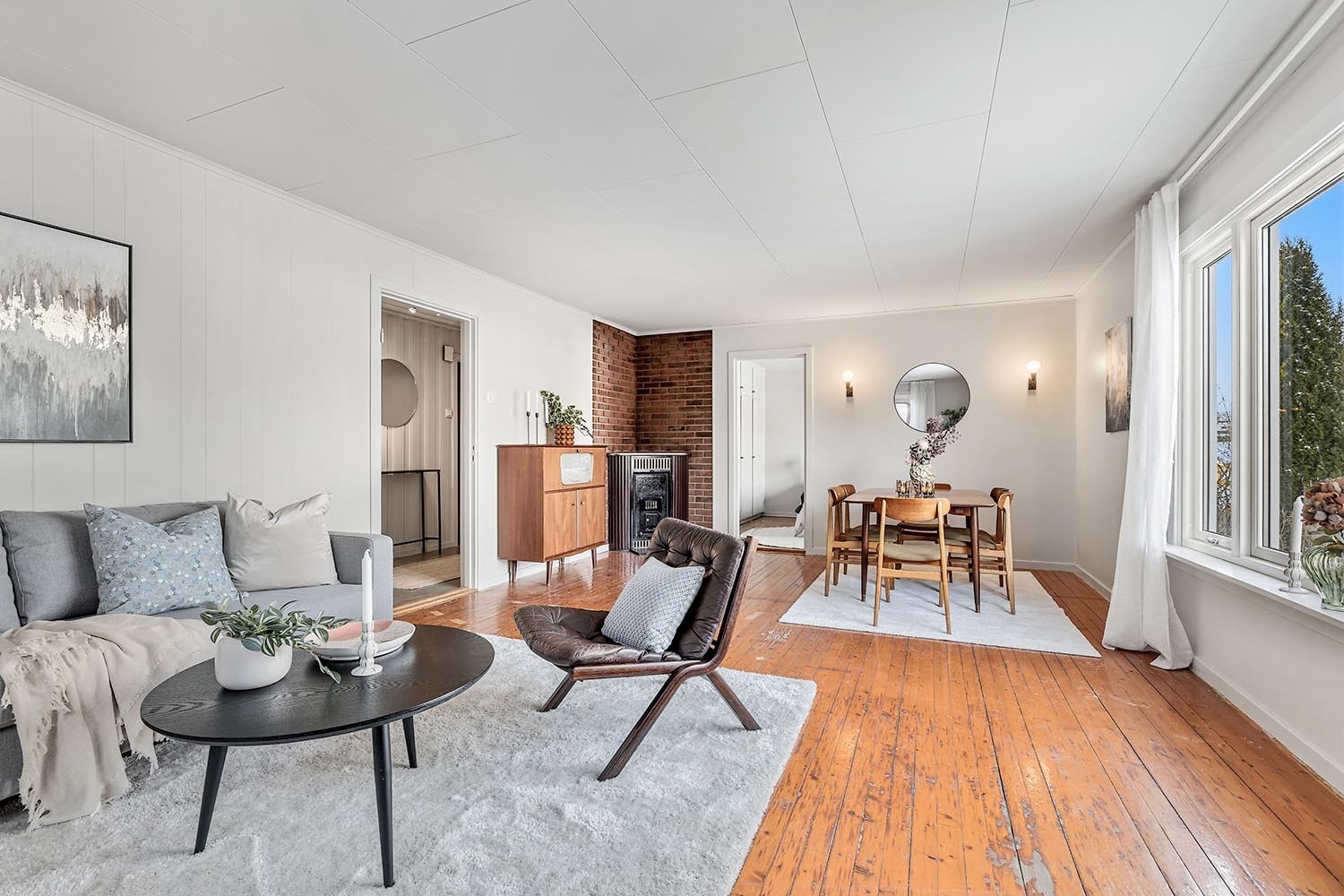 1. etasje: Stor stue/spisestue med flott utsikt mot bl.a. Kolsåstoppen Galleribilde