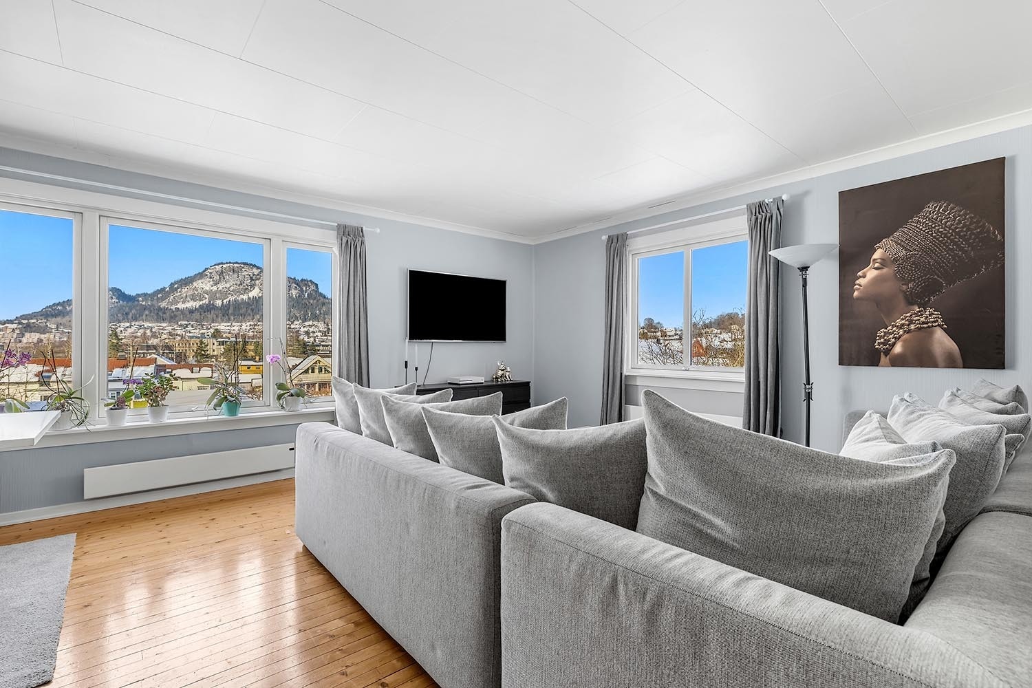 2. etasje: Stor stue/spisestue med flott utsikt mot bl.a. Kolsåstoppen Galleribilde