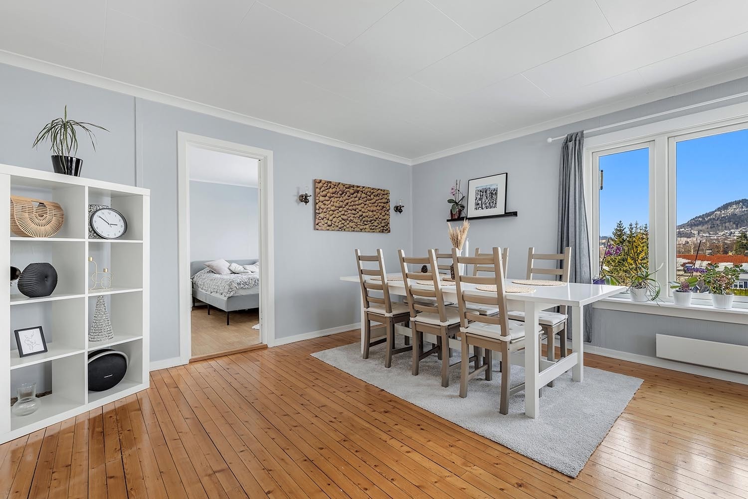 2. etasje: Stor stue/spisestue med flott utsikt mot bl.a. Kolsåstoppen Galleribilde