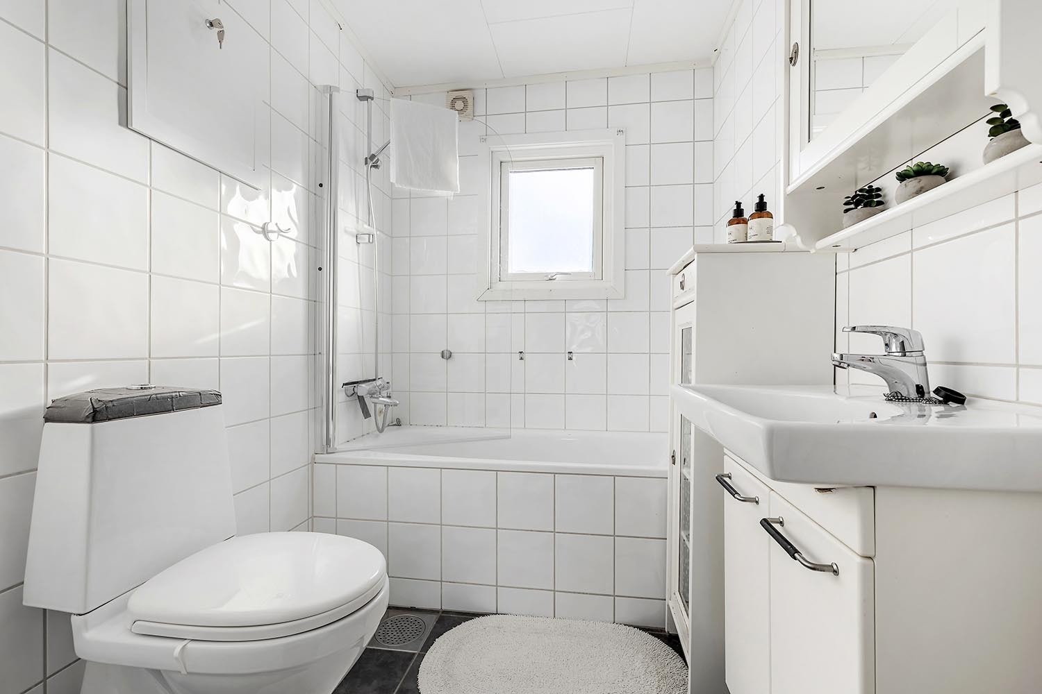 2. etasje: Baderom med badekar Galleribilde