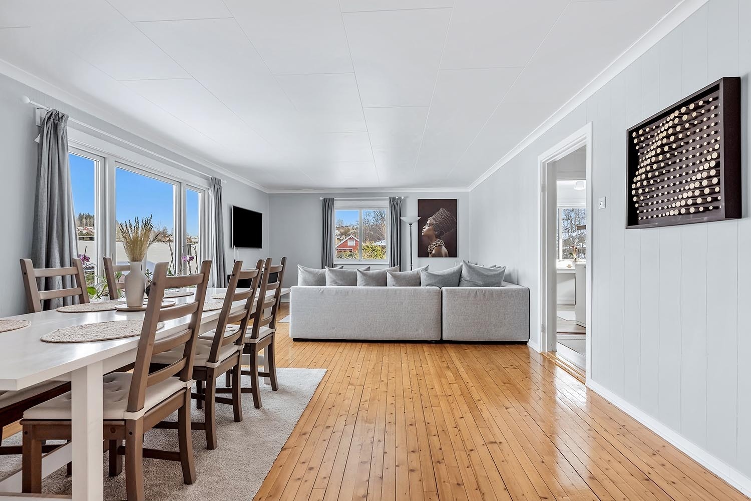 2. etasje: Stor stue/spisestue med flott utsikt mot bl.a. Kolsåstoppen Galleribilde