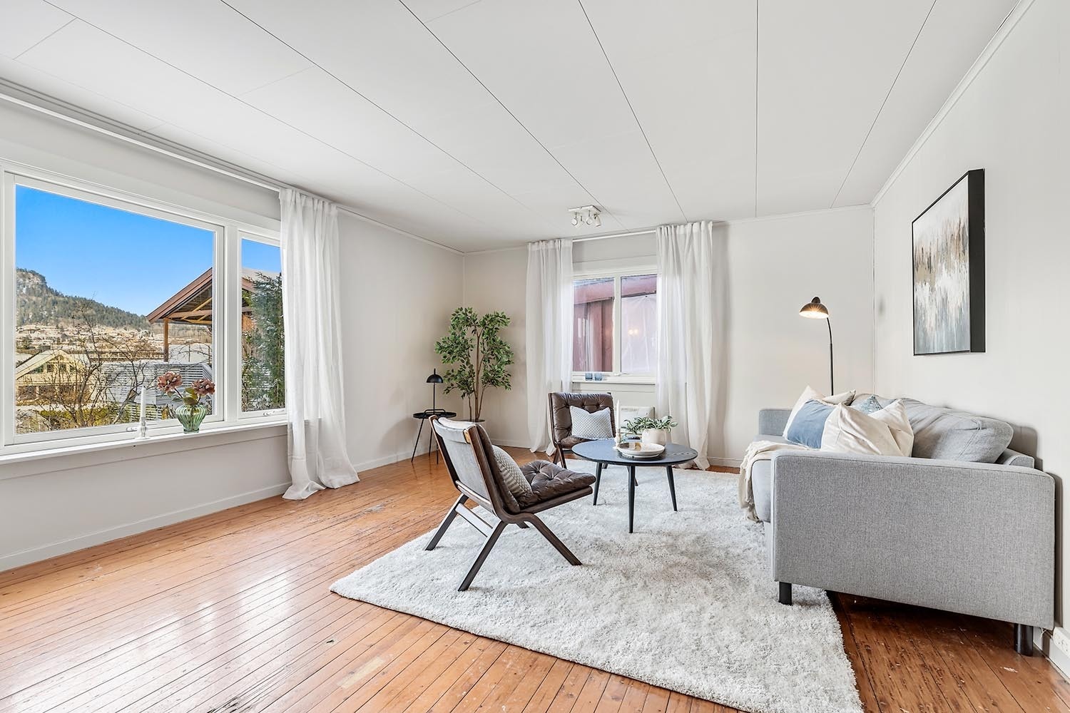 1. etasje: Stor stue/spisestue med flott utsikt mot bl.a. Kolsåstoppen Galleribilde