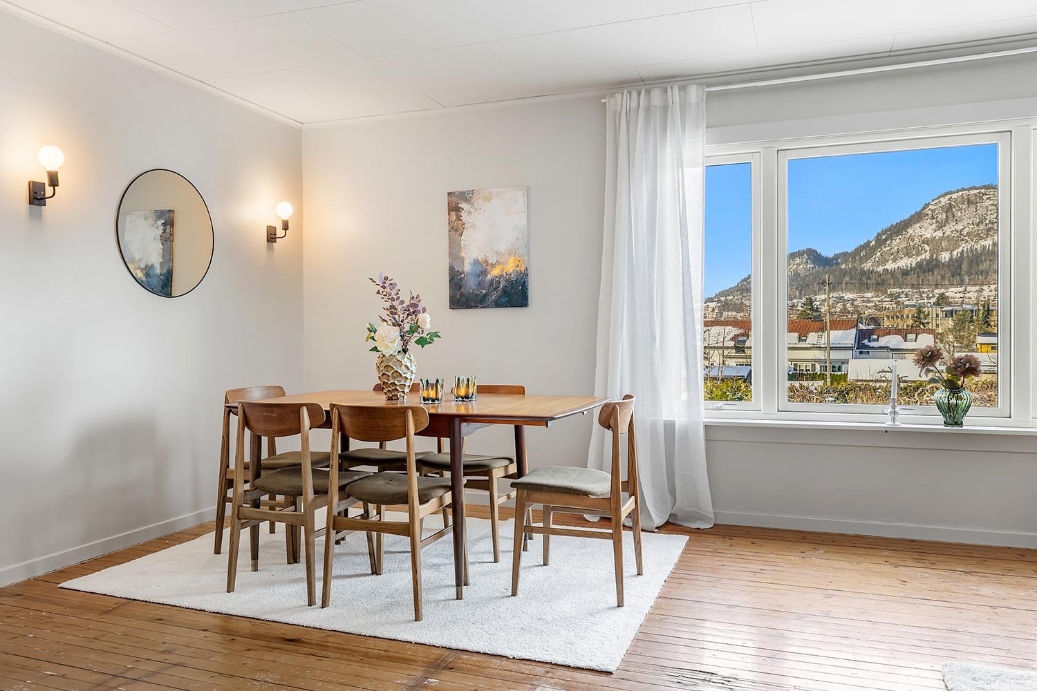 1. etasje: Stor stue/spisestue med flott utsikt mot bl.a. Kolsåstoppen Galleribilde