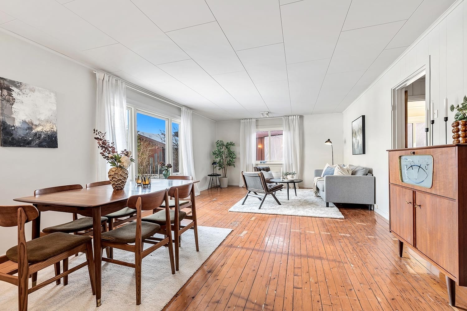 1. etasje: Stor stue/spisestue med flott utsikt mot bl.a. Kolsåstoppen Galleribilde