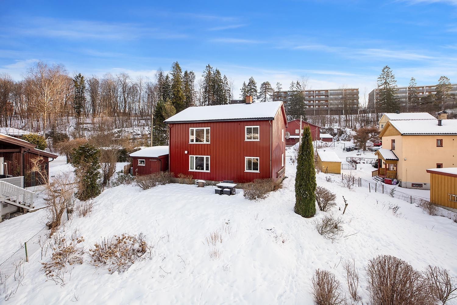 1,1 mål tomt / Stor opparbeidet hage med flott utsikt! Galleribilde