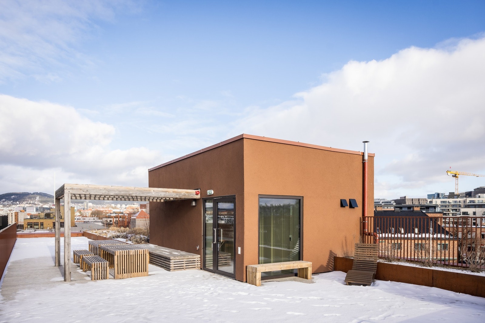 Tilgang til tre fellestakterrasser med sittegrupper, hengekøyer og fantastisk utsikt Galleribilde