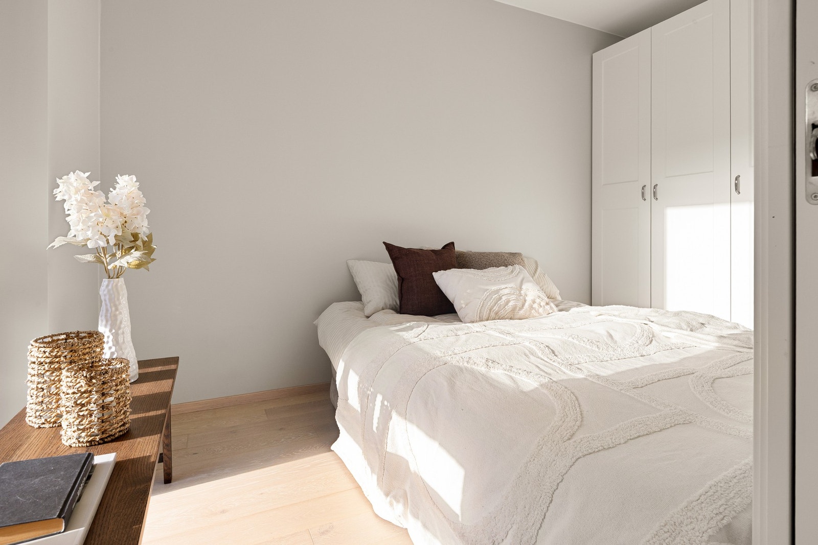 Soverom vendt mot rolige omgivelser. God plass til dobbeltseng og garderobeløsning Galleribilde