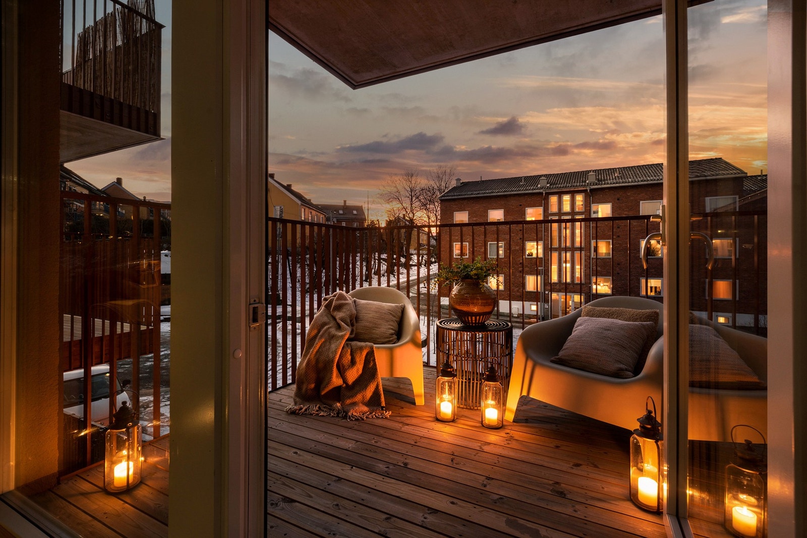 Sydvendt balkong med hyggelig utsikt over grøntarealer Galleribilde