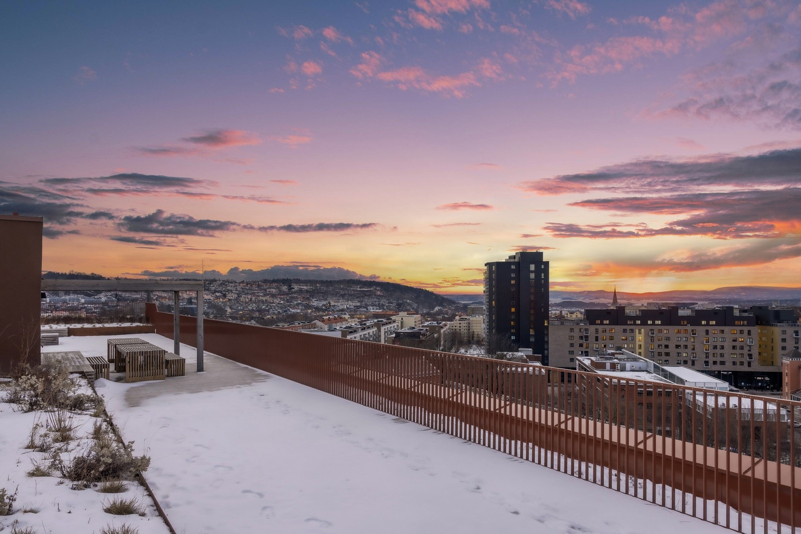 Tilgang til tre fellestakterrasser med sittegrupper, hengekøyer og fantastisk utsikt Galleribilde