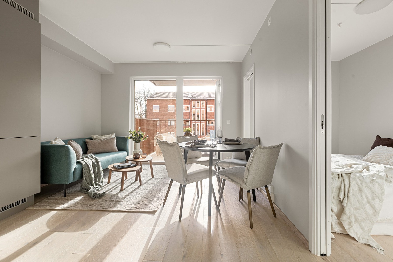 God plass til å møblere med både spisebord og sofagruppe Galleribilde