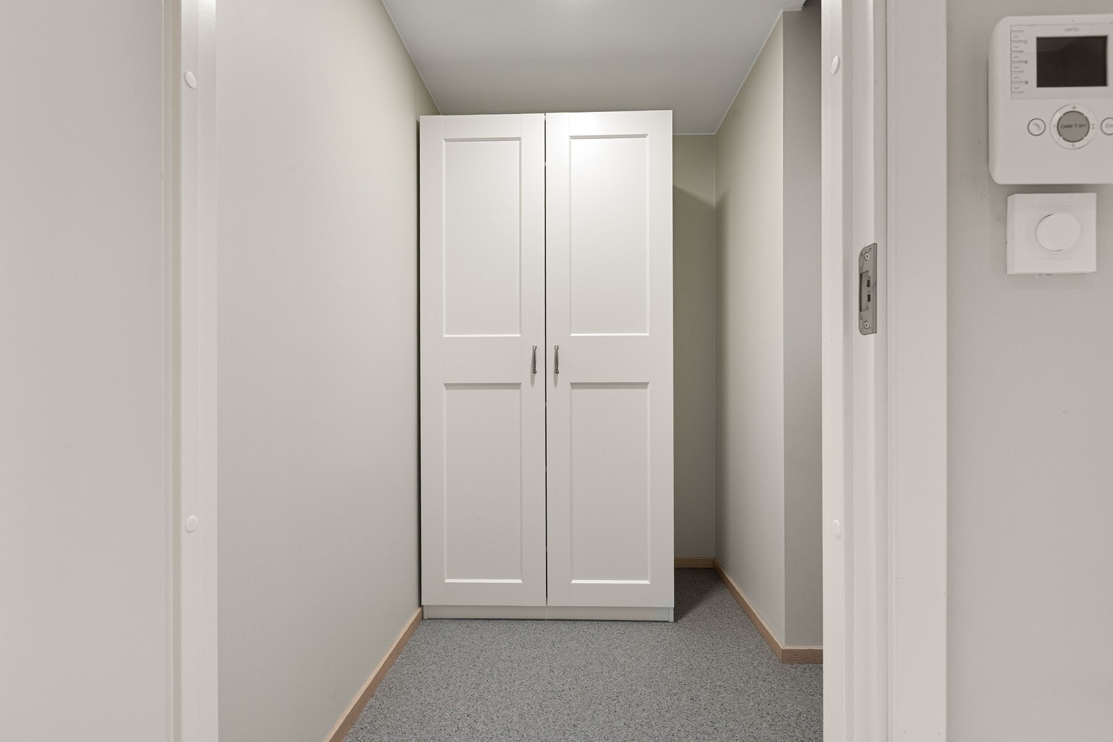 Romslig og praktisk innvendig bod i entréen Galleribilde