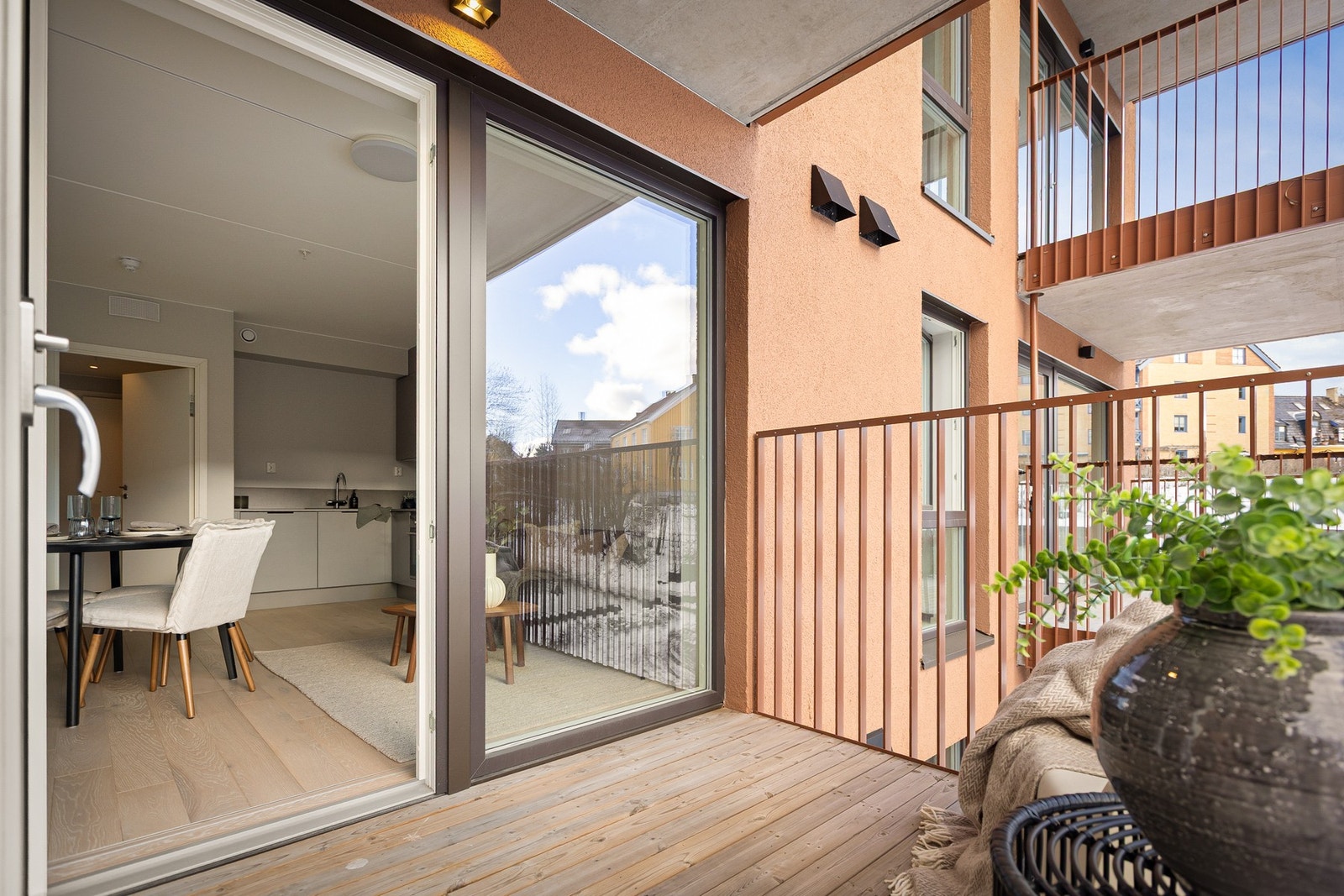 Sydvendt balkong med hyggelig utsikt over grøntarealer Galleribilde