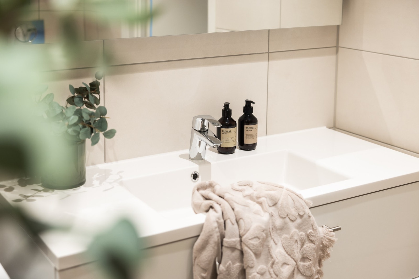 Delikat baderom med gulvvarme og opplegg for vaskemaskin og tørketrommel Galleribilde