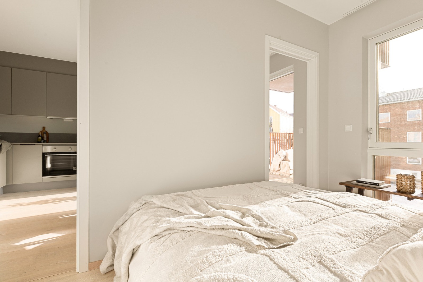 Soverom vendt mot rolige omgivelser. God plass til dobbeltseng og garderobeløsning Galleribilde