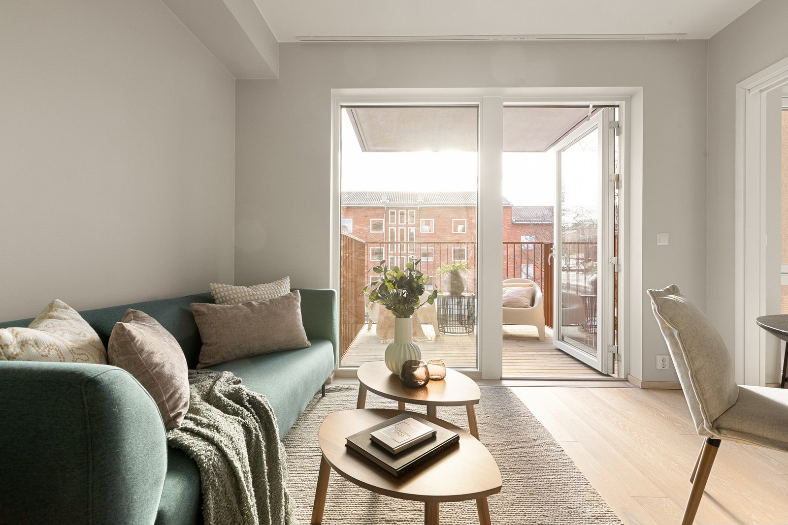 Store vindusflater som sørger for rikelig med naturlig lys Galleribilde