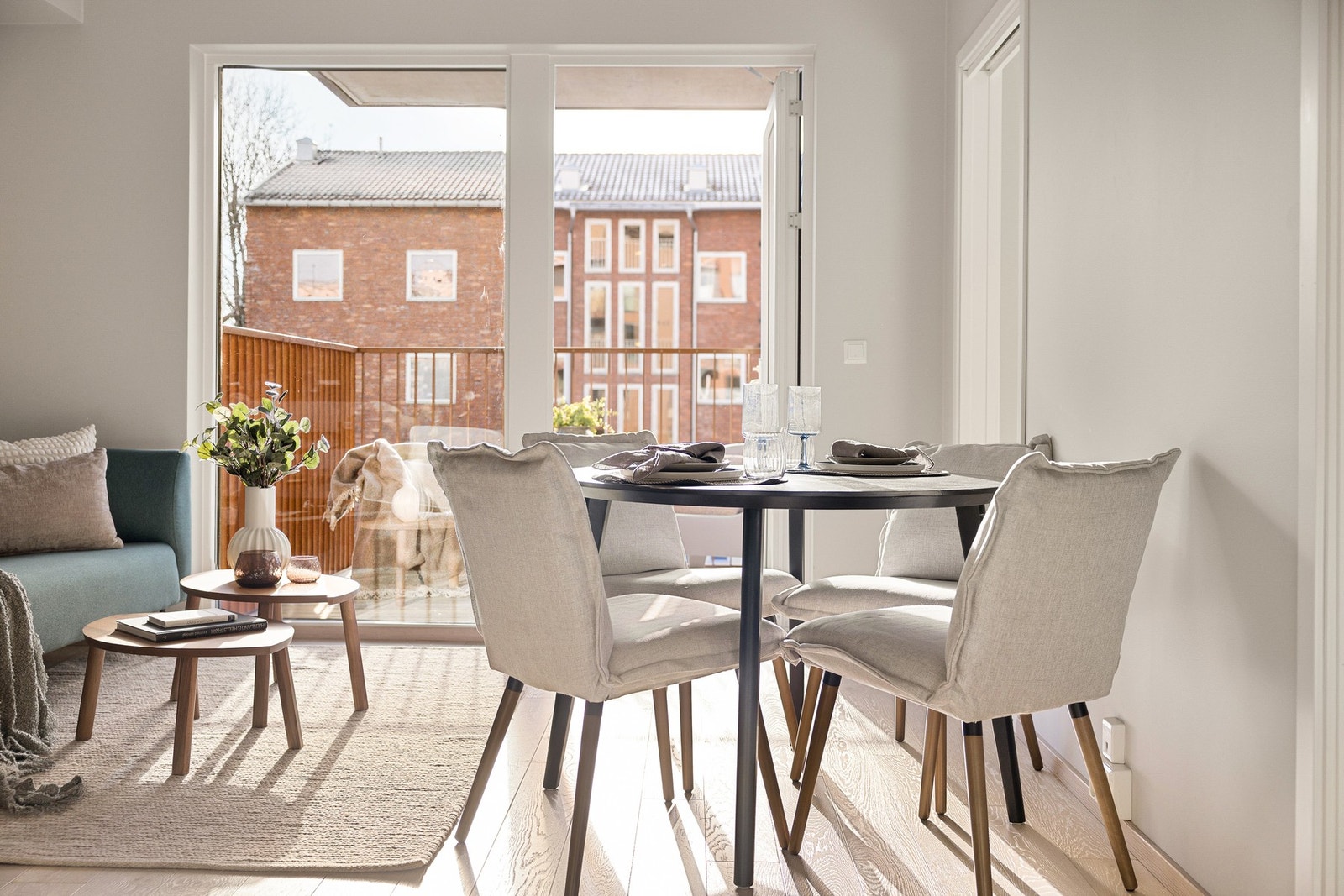 Utgang til balkong fra stuen Galleribilde