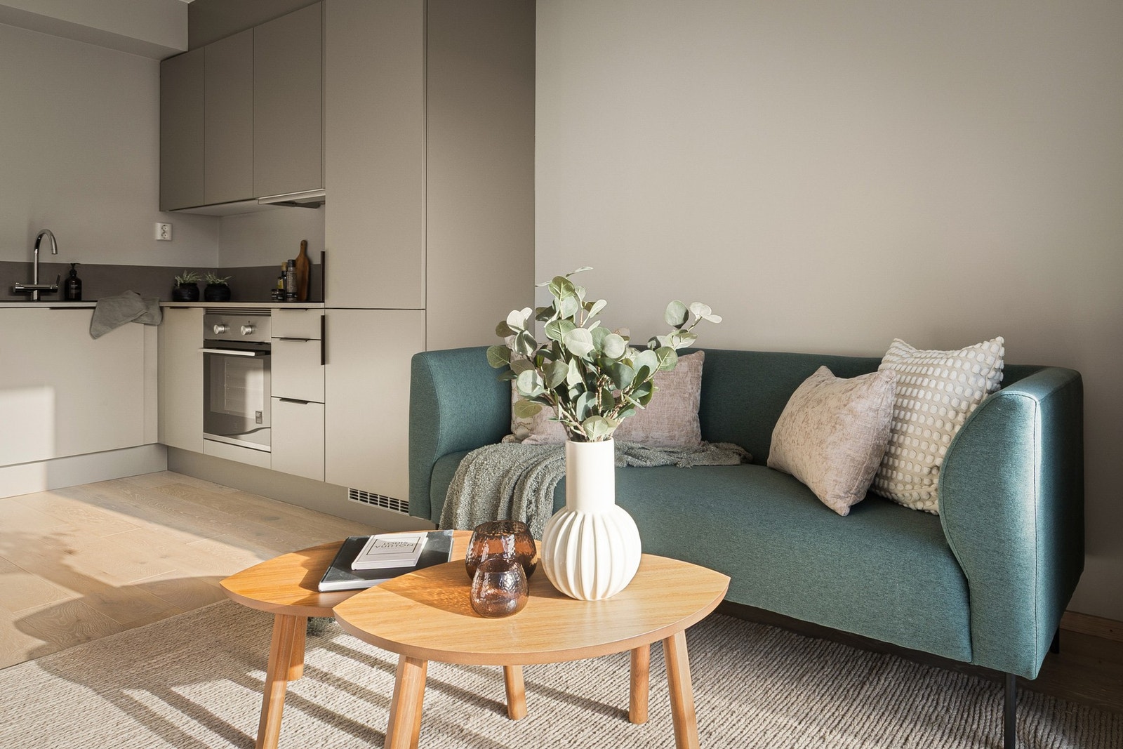 Lekkert kjøkken fra HTH med integrerte hvitevarer, samt god skap- og benkeplass Galleribilde