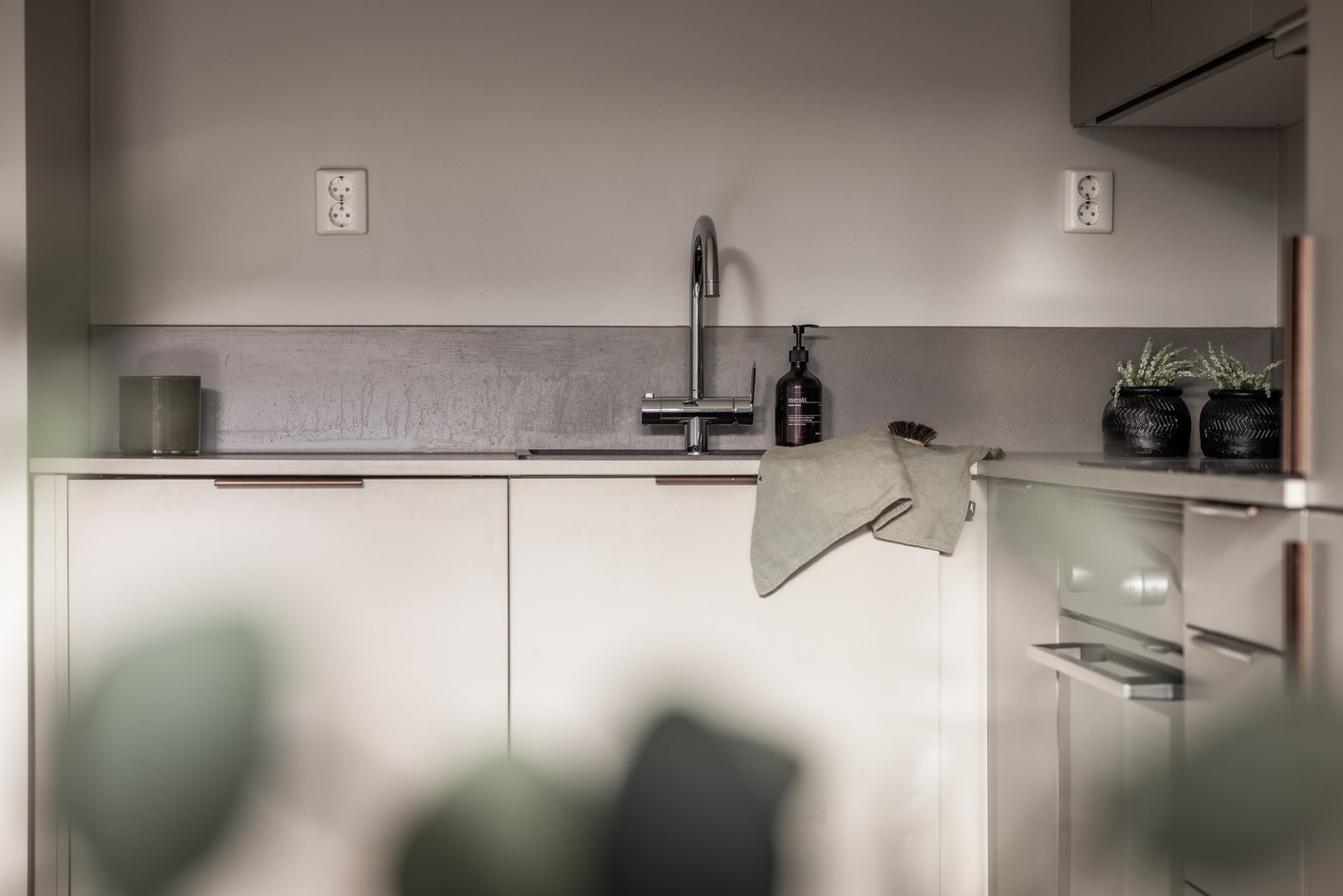 Lekkert kjøkken fra HTH med integrerte hvitevarer, samt god skap- og benkeplass Galleribilde