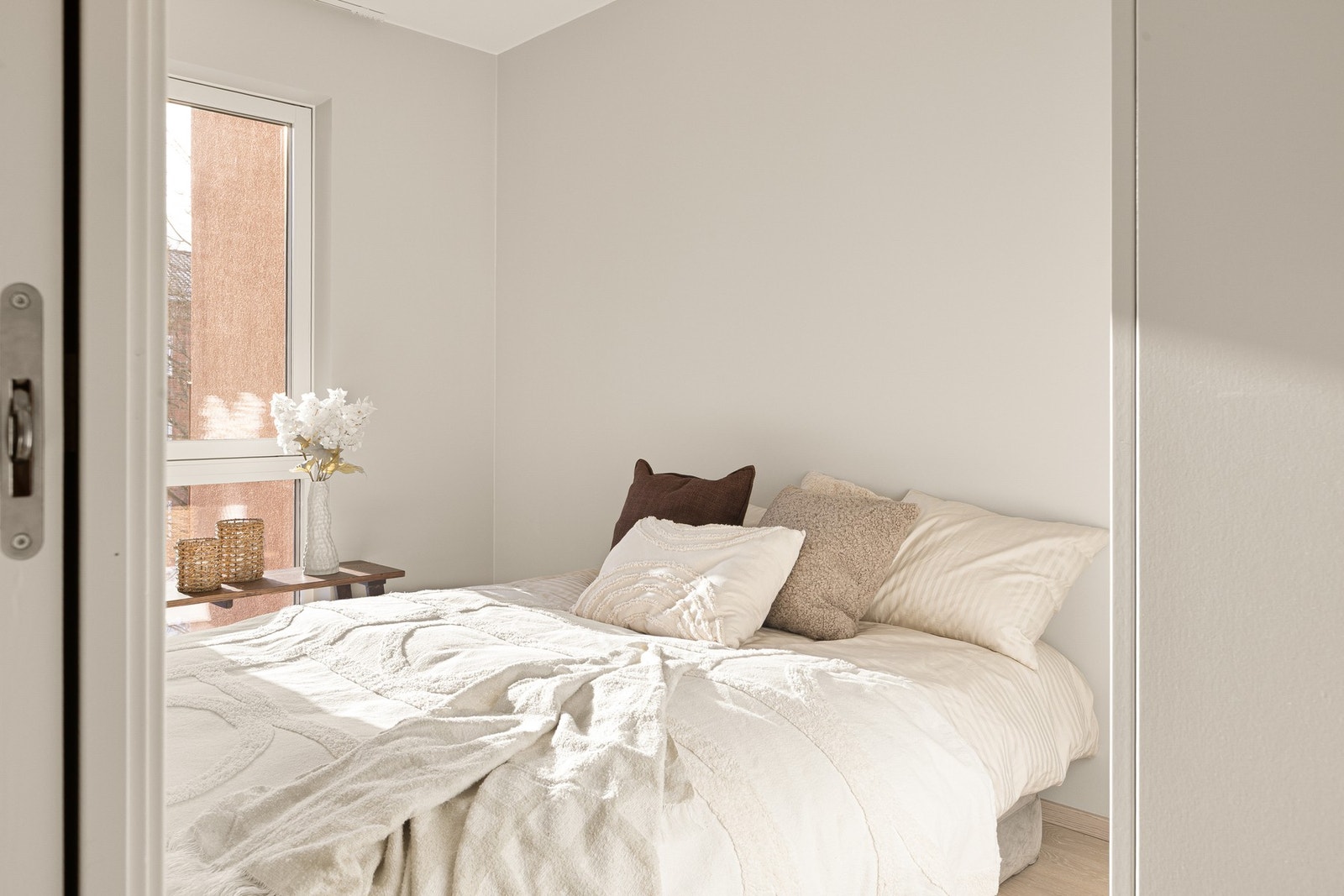 Soverom vendt mot rolige omgivelser. God plass til dobbeltseng og garderobeløsning Galleribilde