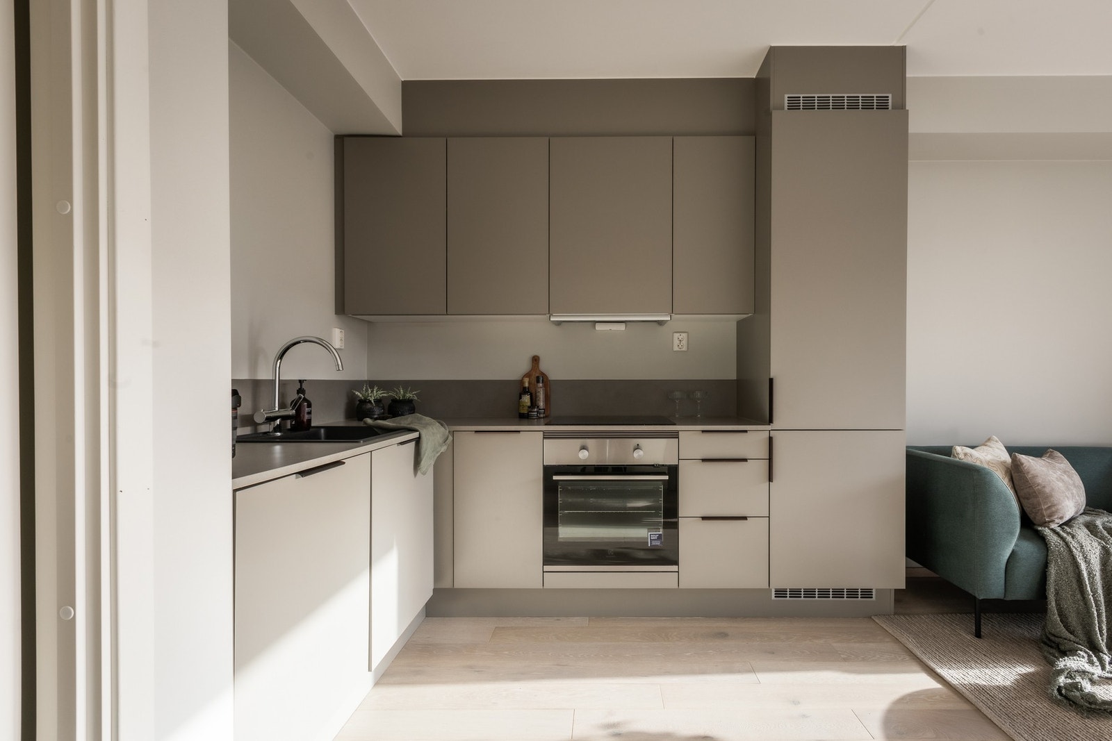 Lekkert kjøkken fra HTH med integrerte hvitevarer, samt god skap- og benkeplass Galleribilde