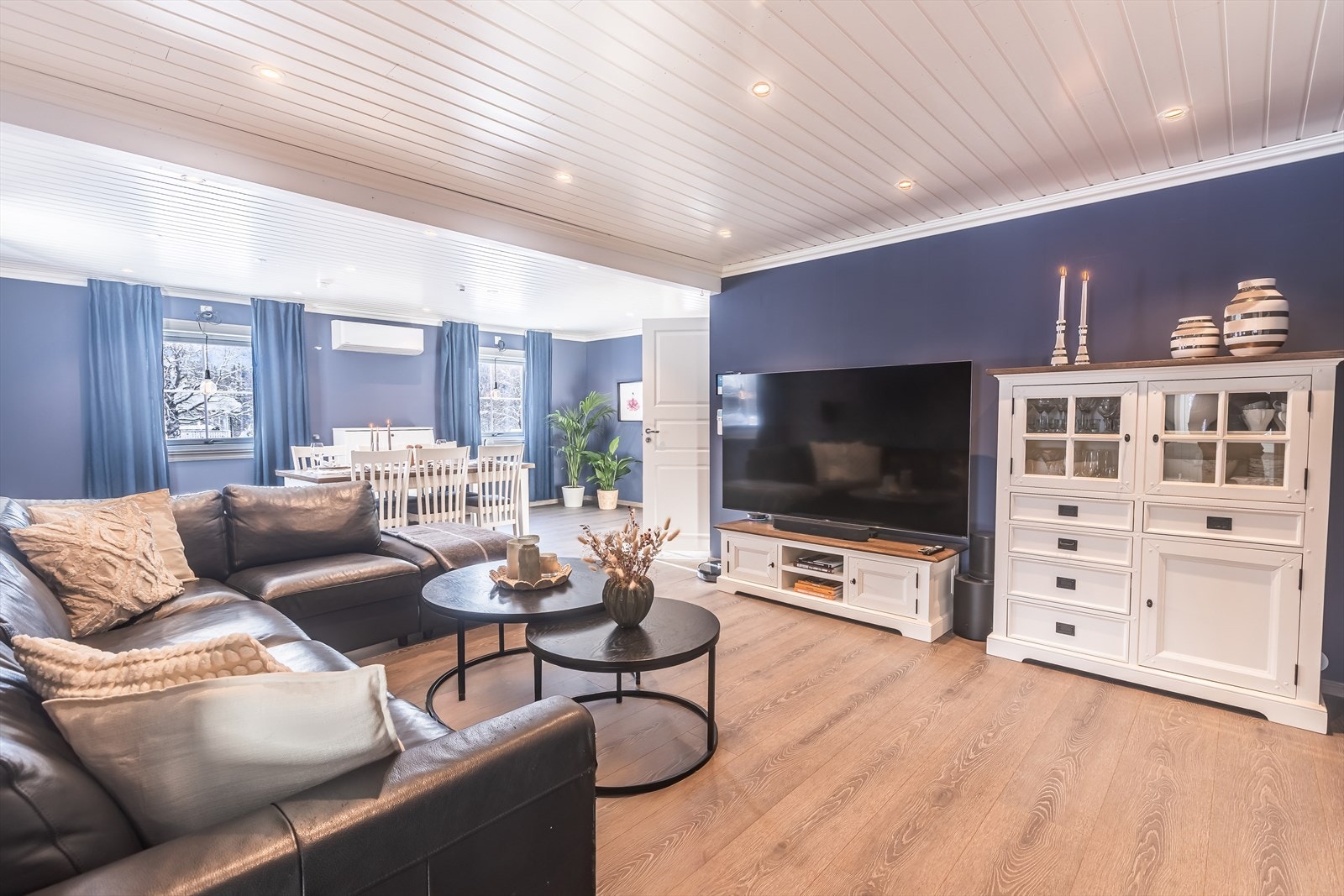 Store vinduer gir godt lysinnslipp i stuen og spisestuen. Galleribilde