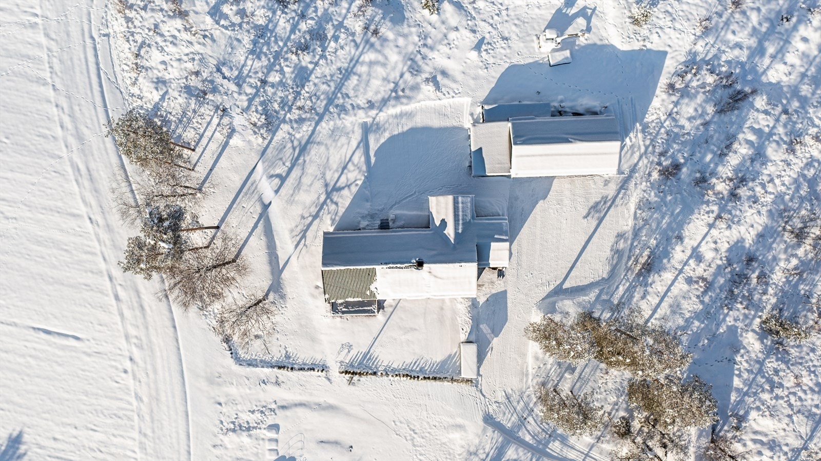 Garasjen har en praktisk plassering i forhold til hovedbygningen. Galleribilde