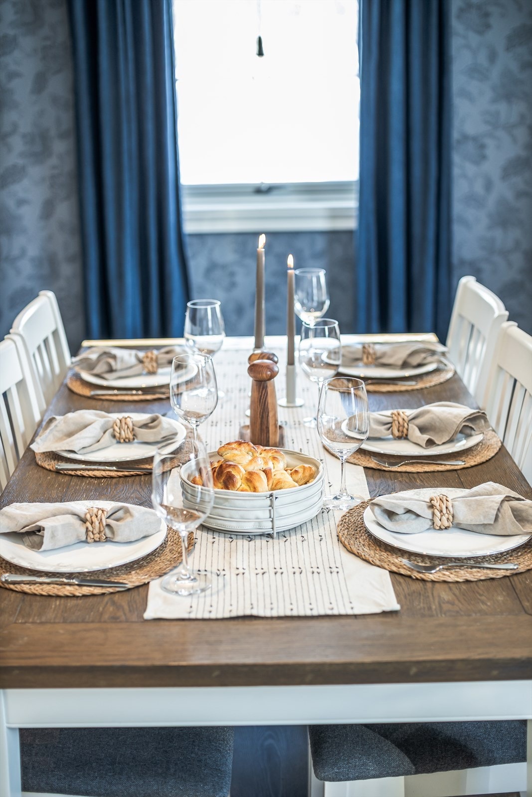 Stua har plass til flere sittegrupper eller spisebord som rommet er innredet med i dag. Galleribilde