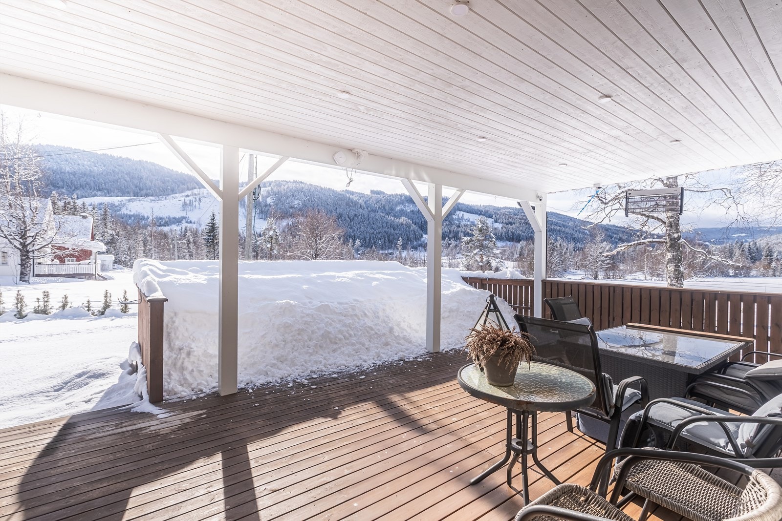 Terrassen har solide trekonstruksjoner og gir flott utsikt mot omkringliggende natur. Det er også oppført en vinterhage for utvidet "grill-sessong" Galleribilde