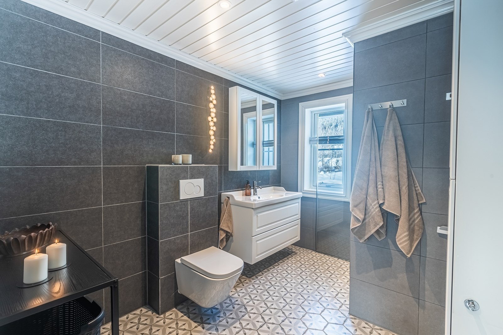 Flislagte vegger og gulv med elektriske varmekabler gir et moderne bad med god komfort. Galleribilde