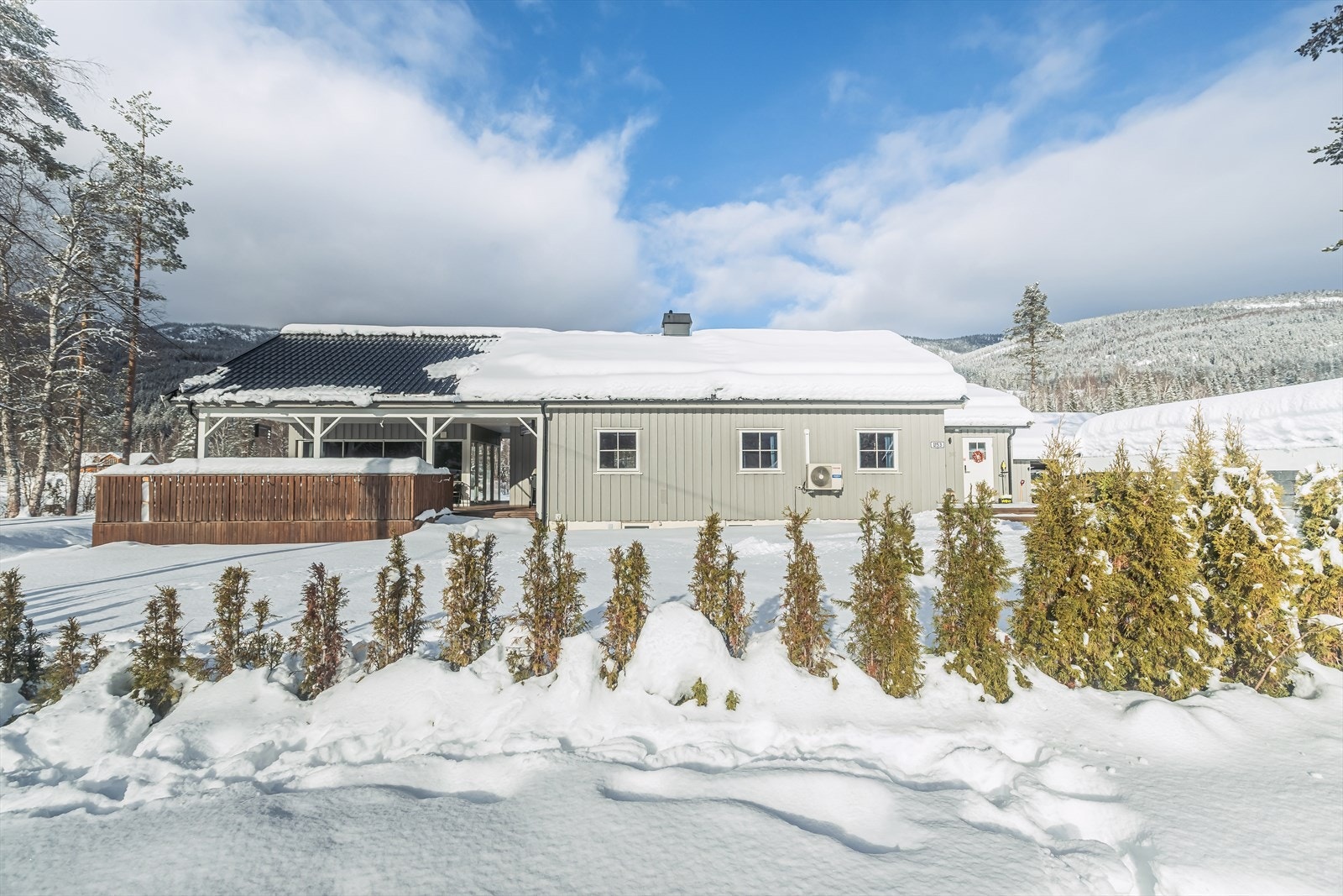 Boligen har stående bordkledning og taktekking av stål/aluminiumsplater. Galleribilde