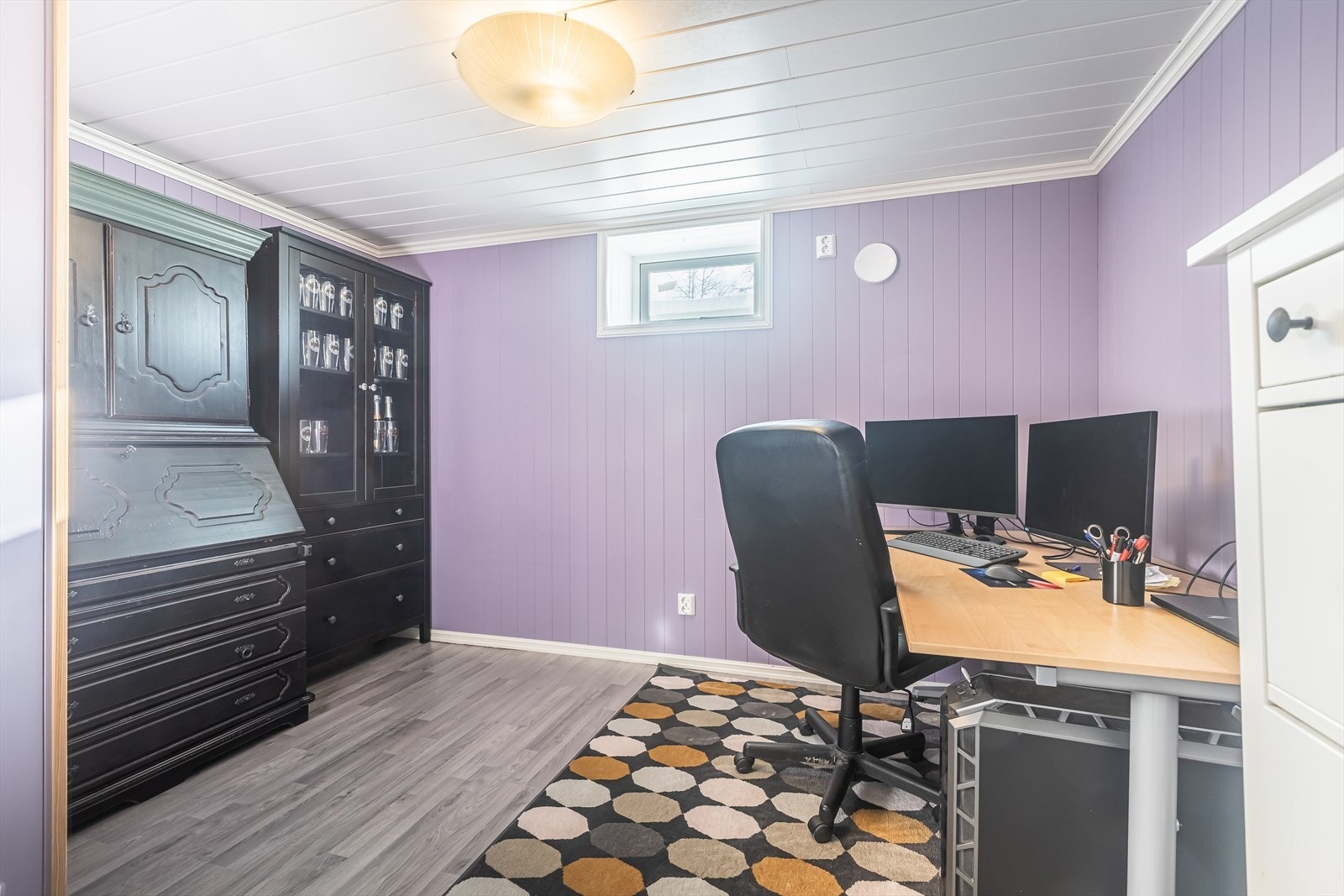 Innredet rom i kjeller med plass til både oppbevaring og arbeidsområde. Galleribilde