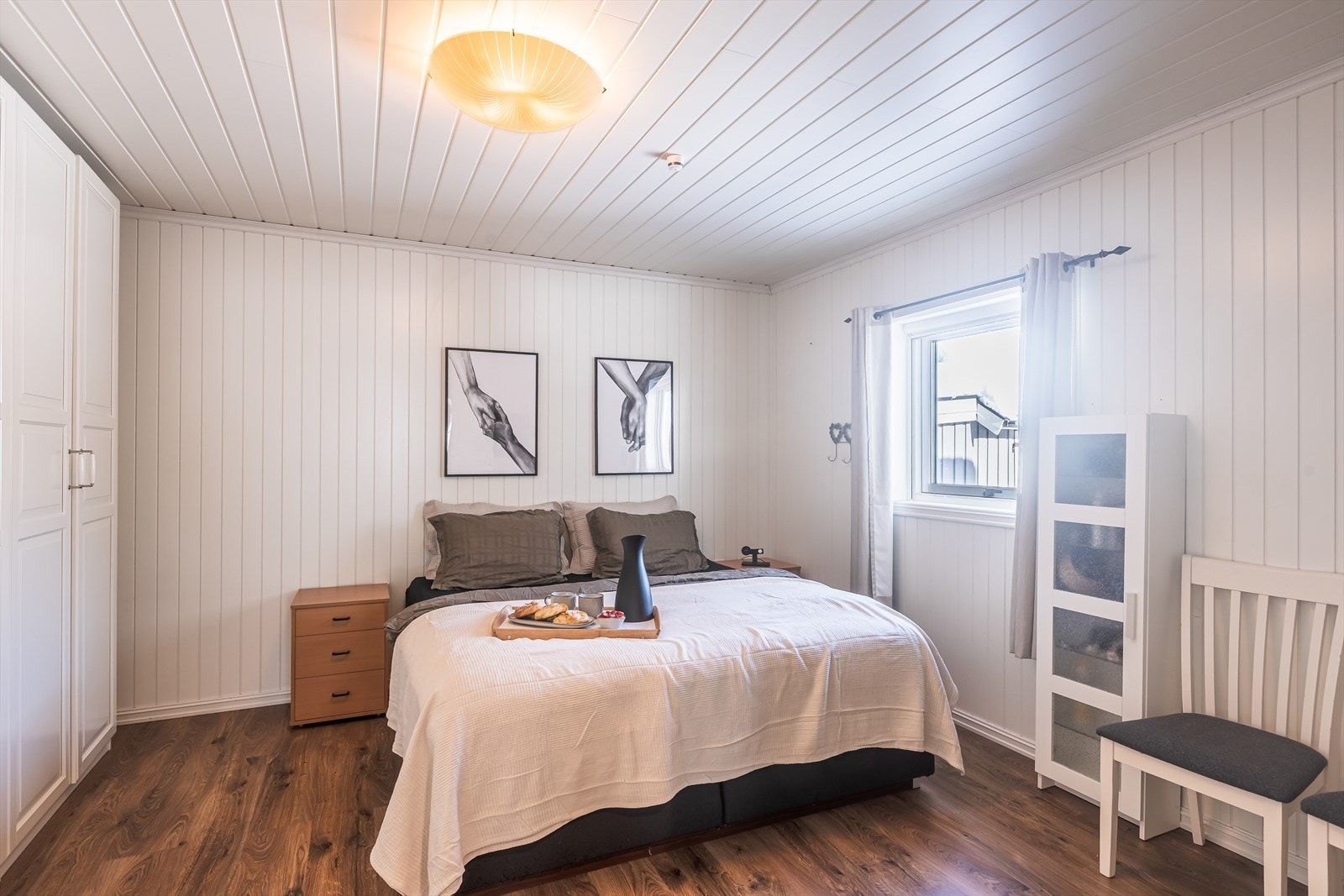 Panelte vegger og tak gir et klassisk preg til soverommet. Galleribilde