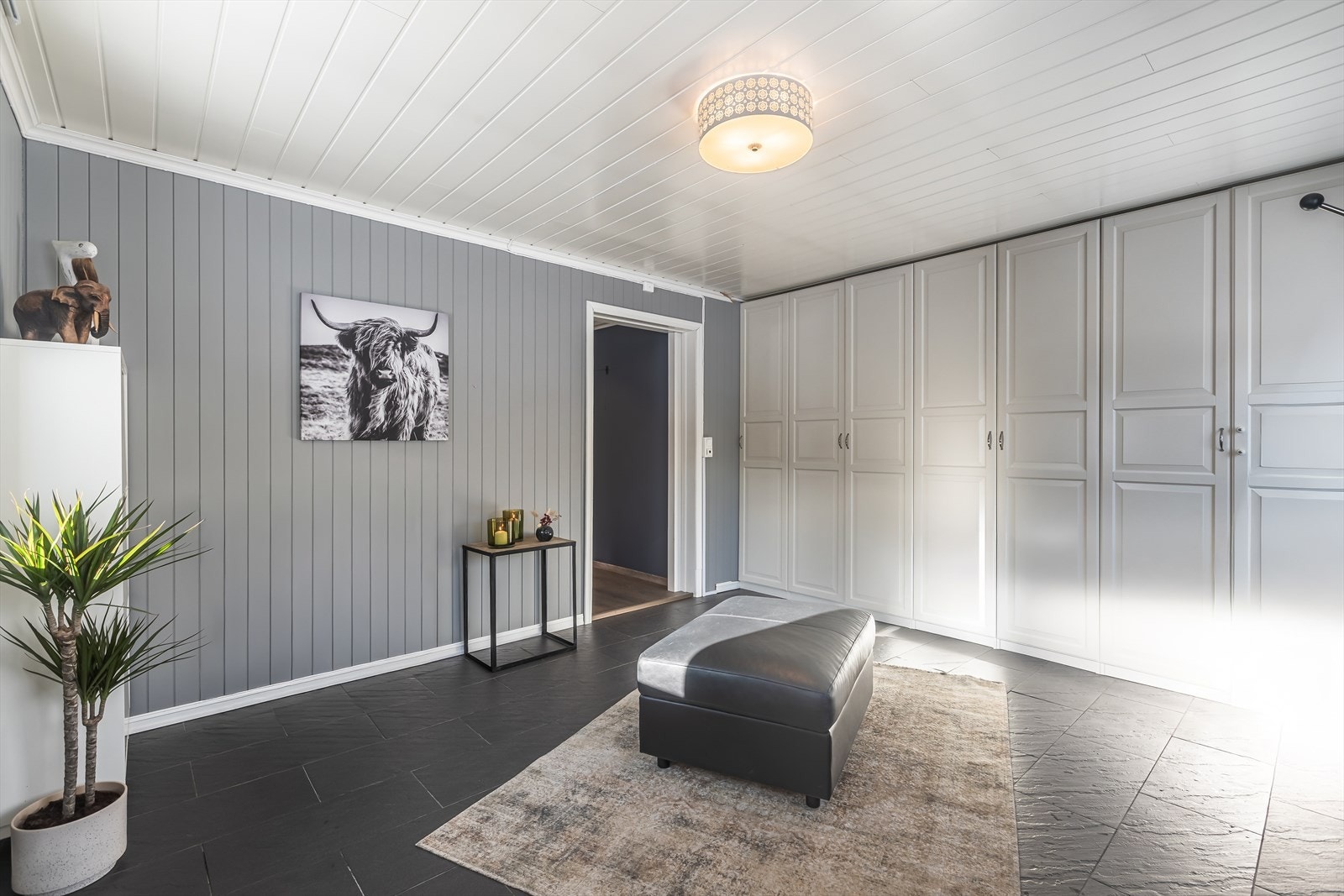 Inngangsparti med garderobeskap gir god oppbevaringsplass i rommet. Galleribilde