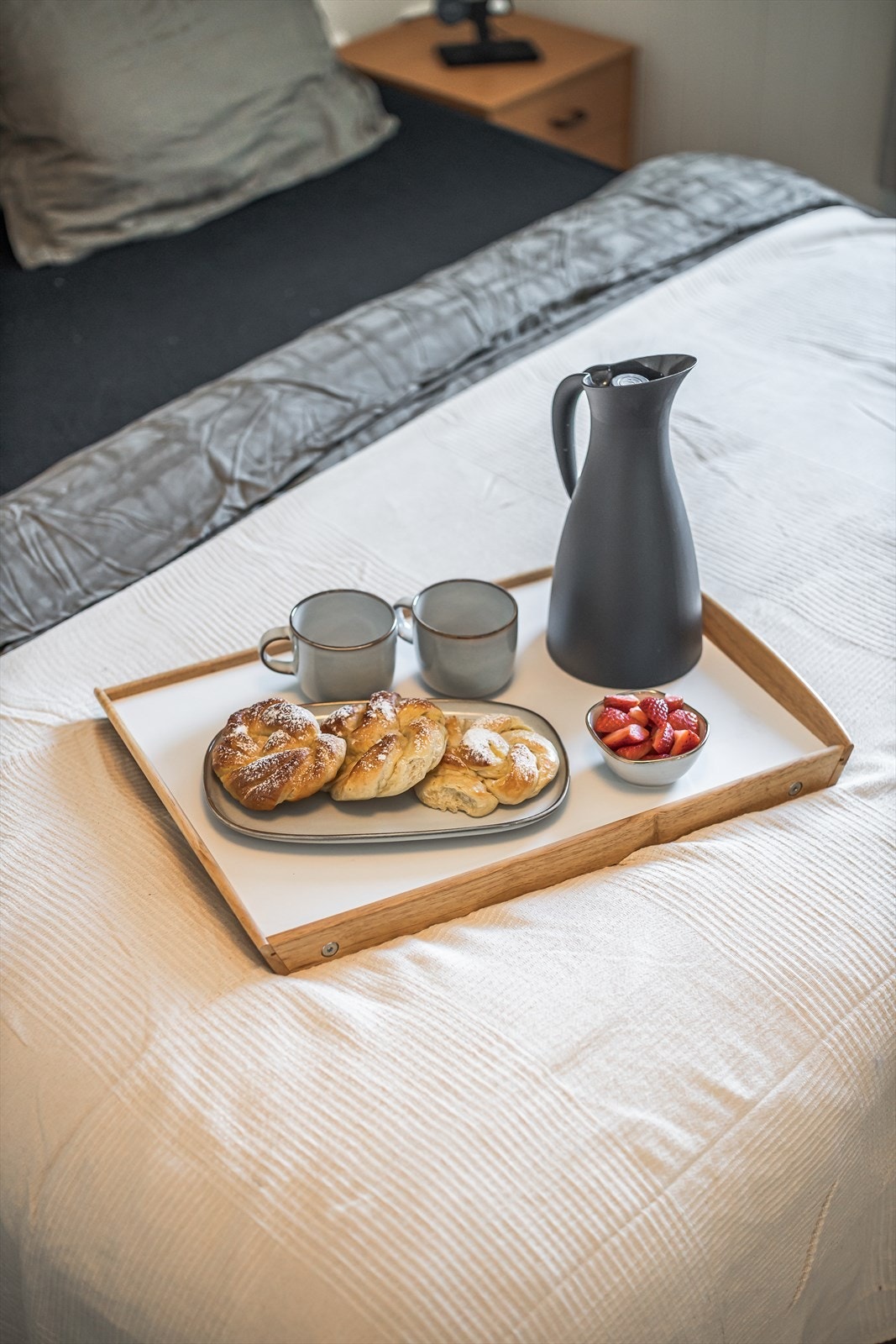 Soverommet har plass til dobbeltseng med tilhørende nattbord. Galleribilde