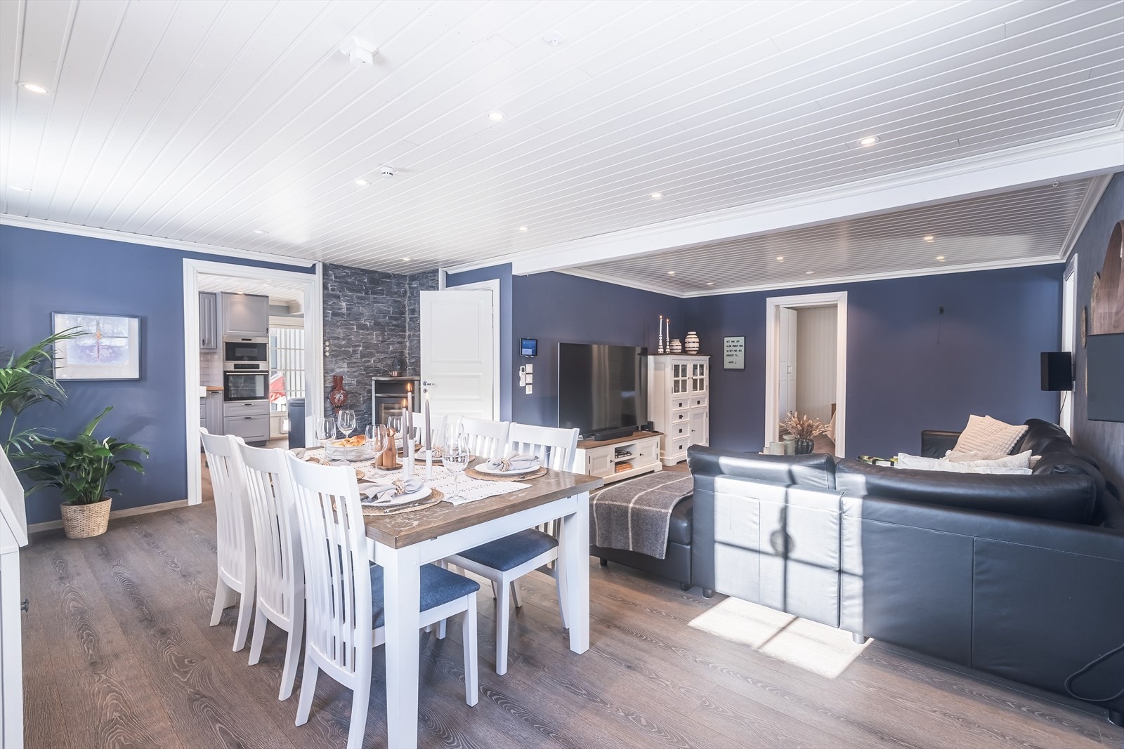 Stuen har en peis som gir ekstra varme og en koselig atmosfære. Galleribilde