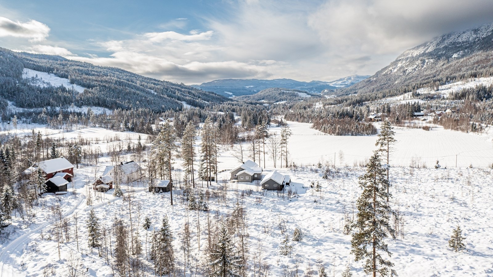 Beliggende på en solrik tomt med utsikt over nærområdet. Galleribilde