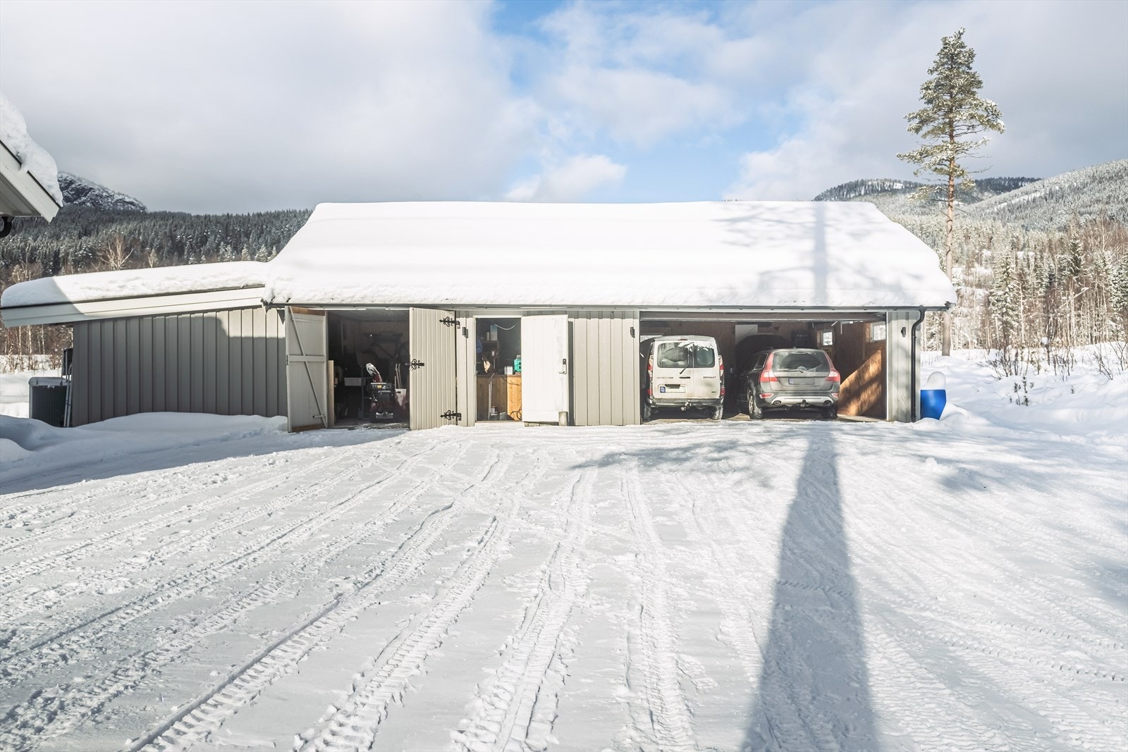 Garasje med godkjente tegninger og ferdigattest, bygget i 2014, tilbyr romslig plass for biloppstilling og oppbevaring. Galleribilde